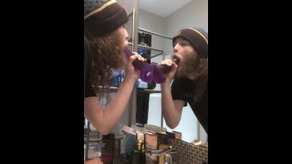 Une Guy droite transformée Power Bottom chevauche un gode de 8 pouces