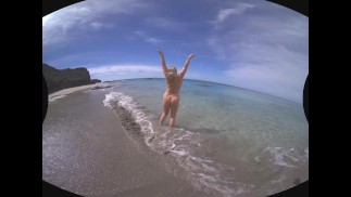 POV-VR-Mädchen mit großem Arsch pinkelt am öffentlichen Strand