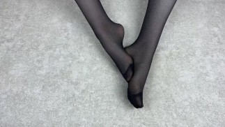 美しい愛人は黒いナイロンパンストを履いた足を愛撫するのが大好き