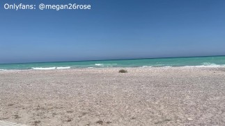 Suche, garbiące się gorące kamienie na plaży mające orgazm w miejscach publicznych