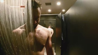 Twee sportschooljocks trekken zich af in de douches in de kleedkamer