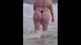 Blonde au gros cul jouant sur la plage