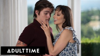 ADULT TIME - Sletterige stiefmoeder Lexi Luna geeft haar poesje op om stiefzoon Tyler Cruise te helpen ontspannen