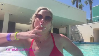 Milf allume une cigarette dans une piscine de Vegas avec tout le monde regarde
