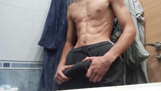 Vestirmi Dopo essere uscito dalla doccia, sono andato in strada con un cazzo duro e senza biancheria intima