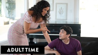 ADULT TIME - ¡La madrastra Penny Barber enseña a su hijastro Ricky Spanish una lección sobre cómo mirar desnudos!
