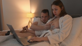 Macocha pomaga spuścić pasierba we wspólnym łóżku z ręczną robotą i ogoloną cipką, ale nie może...