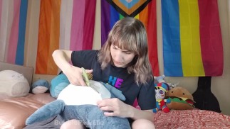 Trans Girl chevauche le trou de sa peluche de requin