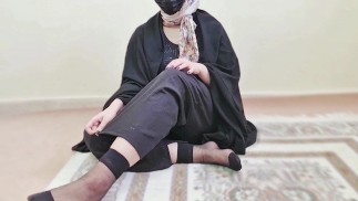 Esposa caliente musulmana con hijabi con calcetines de nailon es follada por su vecino