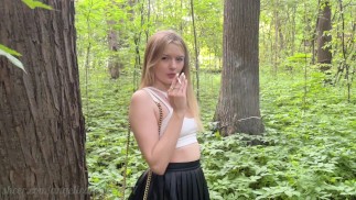 Beautiful rokende babe in het bos werd in haar kont geneukt en in haar mond gepist