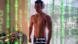 Robô muscular em seu serviço flex e veias sensuais