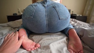 Chica cachonda con jeans rotos y culo grande recibe una polla gorda en su apretado coño