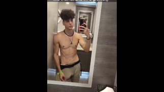 Banned TikTok - eboy magro pendurado mostrando pau macio em público no festival de música