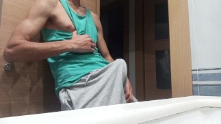 Slanke Kerel in Een atanktop laat Zien Hoe Hij Klaarkomt met Zijn Enorme Geschoren lul