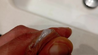 Het Varken Laat je Zien hoe ver het Sperma in de vorige Video Spatte en Zijn Grote Lul vol Sperma