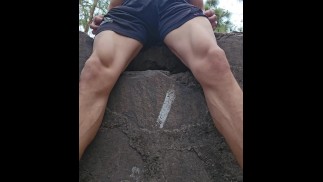 En el parque 🌲  mientras todos me ven y mi verga chorrea de leche 🍆💦