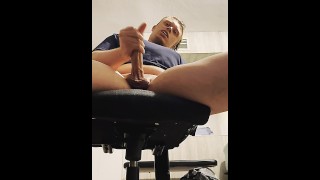 un garçon blond excité s'en prend à une charge