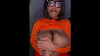 Velma lutscht deinen Schwanz, während sie gerade dabei ist, ein Rätsel zu lösen.