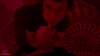 Ein exhibitionistisches Mädchen hat einem zufälligen Typen auf einer Party einen Blowjob gegeben