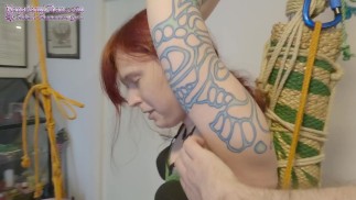 Chica atada a un poste y orgasmo con una varita mágica - hashira
