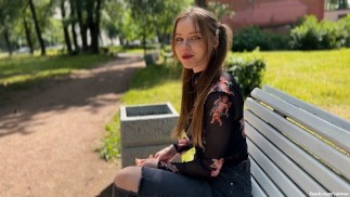 Invitó a casa y se folló a una linda estudiante alimentando pájaros