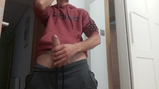 Ik Maak de Rijke Handjob af van deze Enorme Harde Lul die het Sperma overal in stralen verspreidt