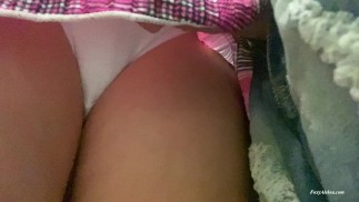Je reçois à nouveau dick dans le métro. Bite élastique dans ma culotte.