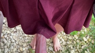 Je frotte la chatte de ma demi-soeur sous sa jupe. Vacances au ranch. premier jour