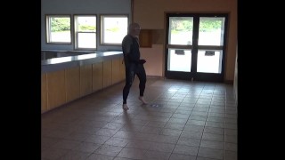 leer en panty en dan in een wetsuit die zich aftrekt bij de deur