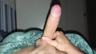 Routine masturbatie van de jongen met de Insatiable lul ontlaadt sperma in de vroege ochtend
