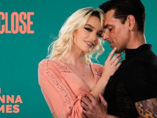 UP CLOSE - Шаловливая крошка Kenna James хочет грубого собачьего стиля от Ryan Driller после того, как ее трахнули в горло