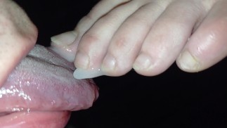 Couvrir ses orteils avec smegma et sperme et le lécher