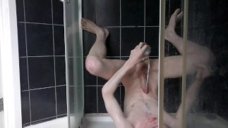 twink spritzt Milch aus dem Arschloch
