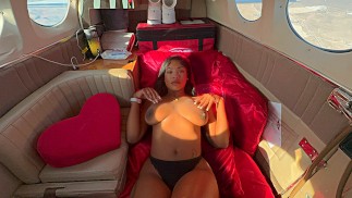 Ruchanie mojej dziewczyny w samolocie kończy się creampie