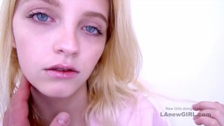 Jeune femme Blonde super mignonne baisée par le producteur