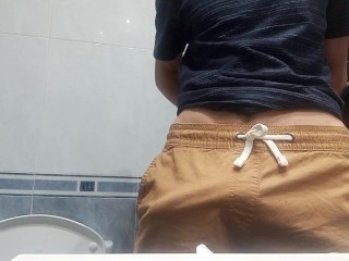 De Guy Met De Enorme Lul Zo Vet in Zijn Broek, Hij Ontlaadt Hem Met 5 Jets Sperma in De Lucht