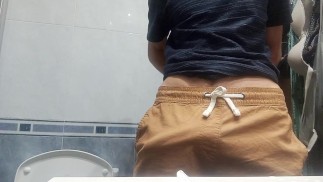 Il Ragazzo con il Cazzo Enorme così Grasso Nei pantaloni, lo Scarica con 5 getti di Sperma nell'aria