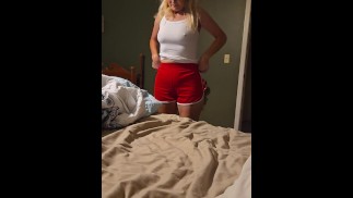 Hot blonde milf buurman likt een harde lul met harde tepels