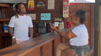 Conversa amigável vira Into um encontro depois que um estranho solitário encontra um concurso de bar que ela Into coisas