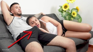¡Mi hermanastra me ayudó a correrme después de descubrir mi erección!