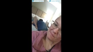 Esposa Cuckquean de verdade filma o marido fazendo outra garota gozar forte