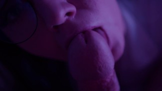 Schöne Frau lutscht den Schwanz ihres Geliebten.