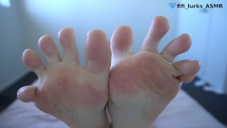 ASMR GF RP POV 🤍 pies se burlan antes de hacerte una paja 🤭💦 con los pies