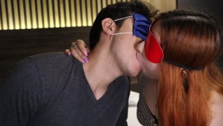 Minha meia-irmã ensinando a beijar de língua