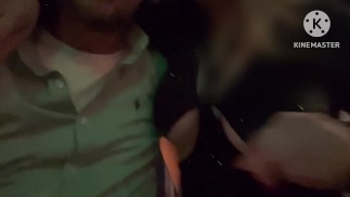 Burlas de extraños en el club sin que el lo sepa