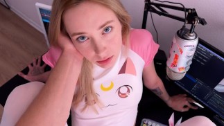 A meia-irmã foi pega fazendo webcam, agora ela também atua no pornô - Loly Nebel