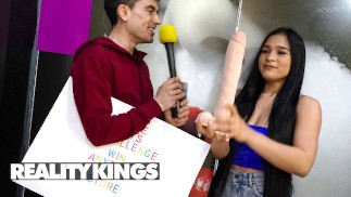 REALITY KINGS - Alexis Doll le pide a Jordi que se ajuste un consolador enorme en su culo y luego pide lo real