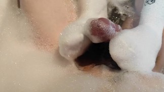 Loulou geeft sokjob in bad💦