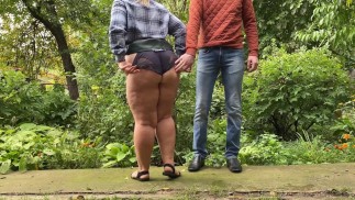 Schoonmoeder neemt mijn urine en plast dan als een paard met haar benen wijd open gespreid in het park