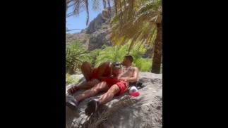 Mamada en un bosque público, atrapado por algunas personas